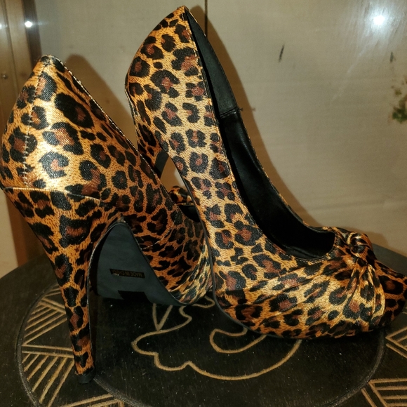 Shoes - Picture 6 of 8